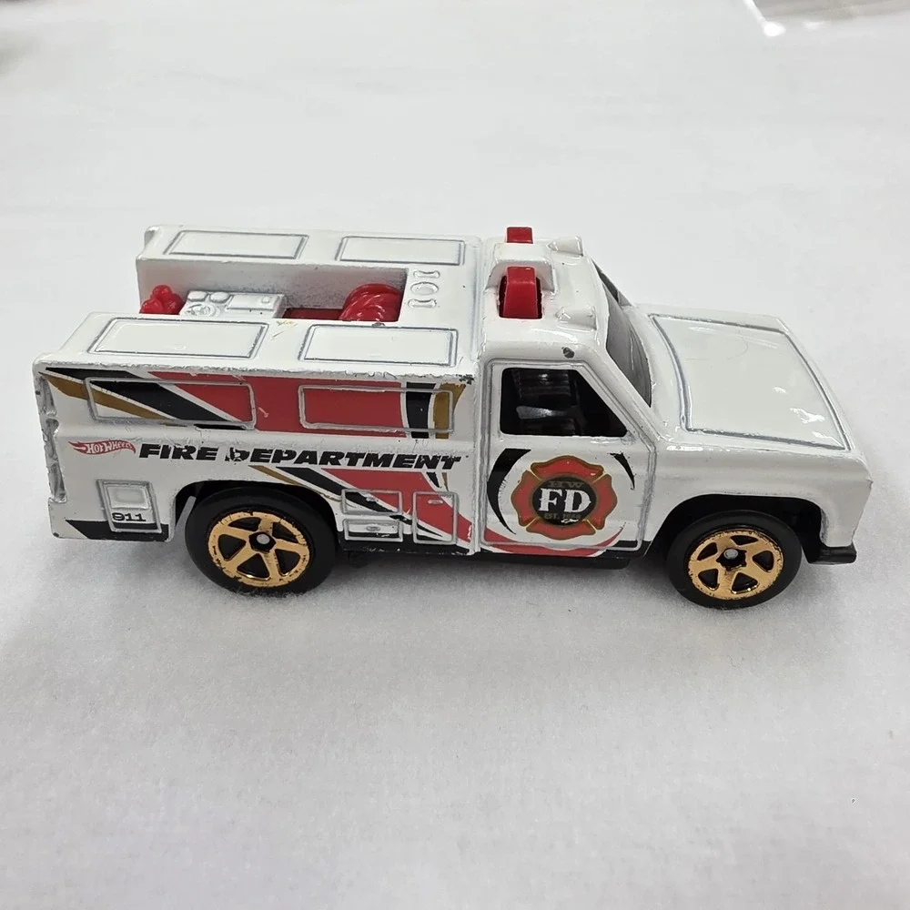 HW Fire Dept 1:64 Diecast Fire Vehicle White/Red/Gold/Black Rapid responder